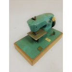 Vintage speelgoed naaimachine